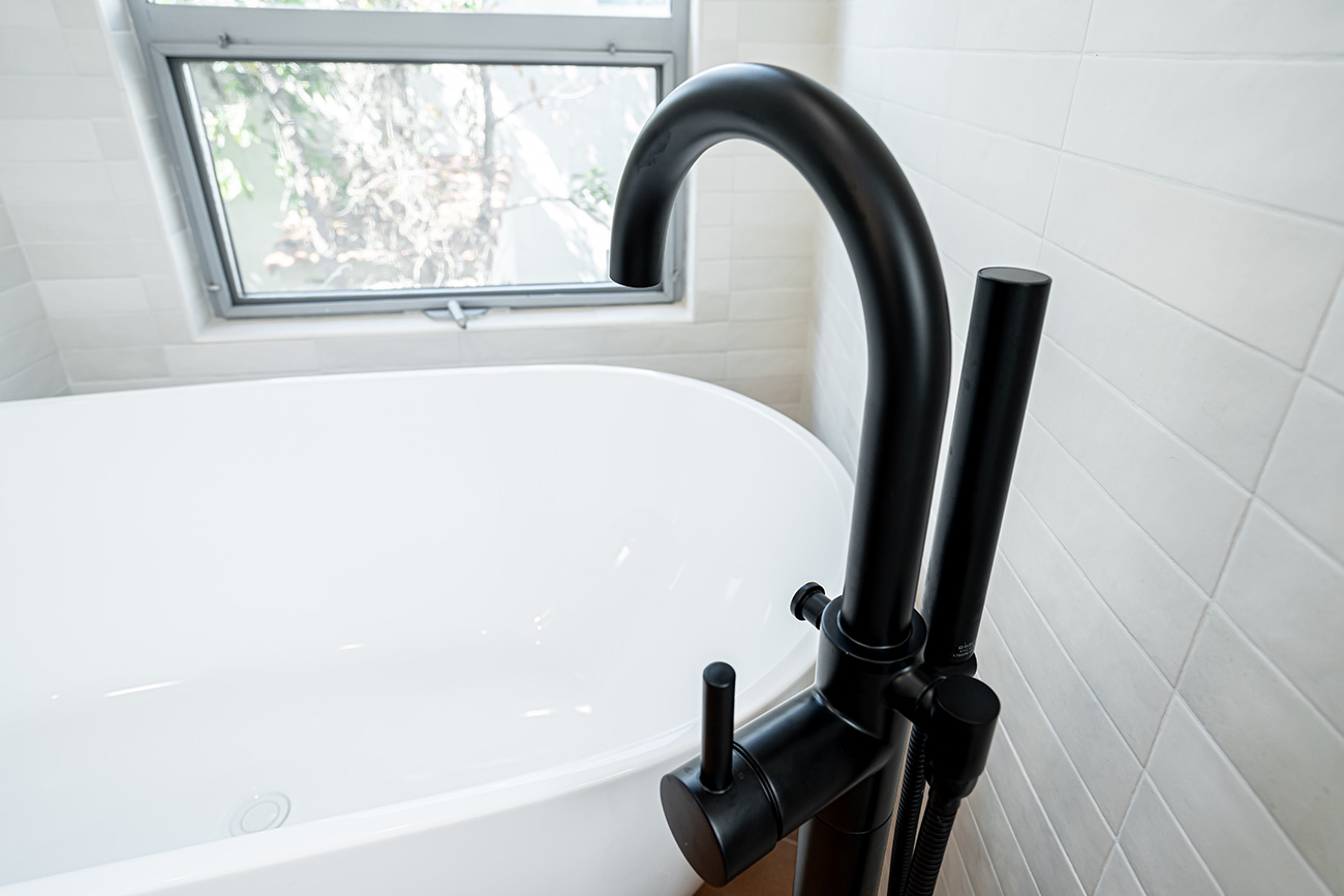 Bathroom tub filler