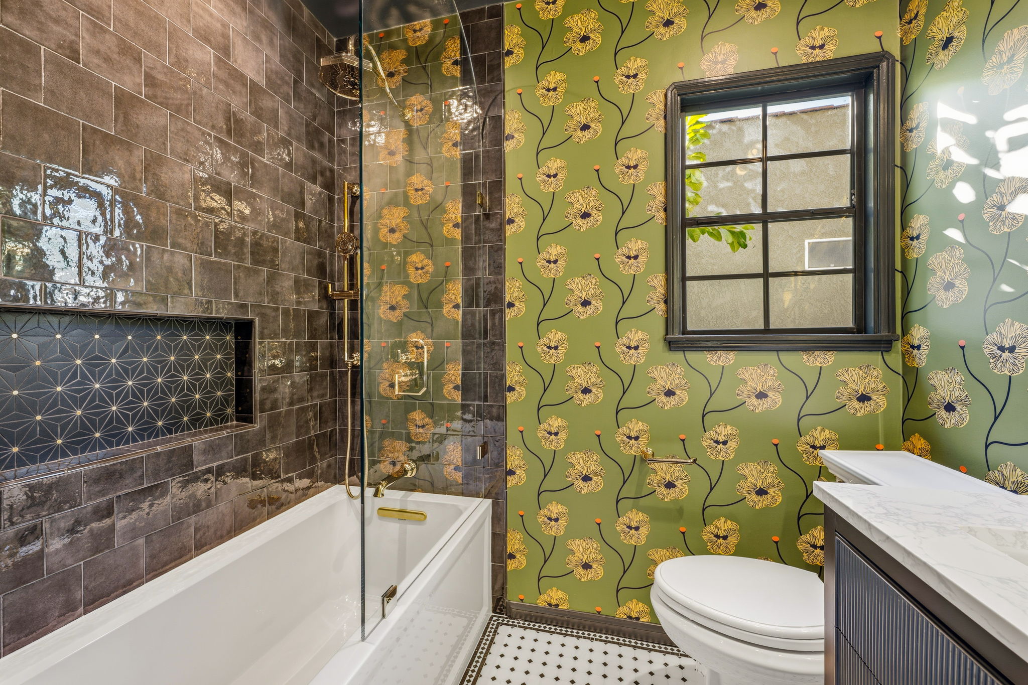 - Oasis Builders, Inc. Alcove Bathtub Long Beach Home